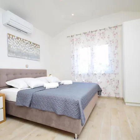 Apartmán Filomena In Starigrad-paklenica, Modern And Comfortable *